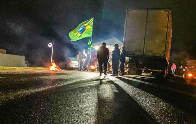 VÍDEO: Mesmo sob chuva e frio, manifestantes sustentam bloqueio no trevo de SMOeste
