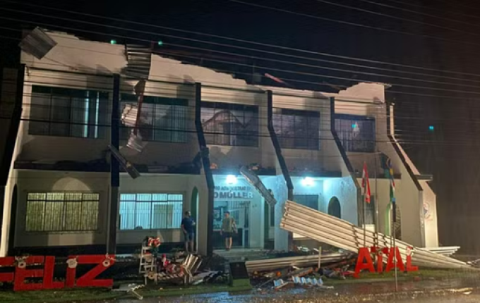 Temporal alaga ruas, arranca árvores e destrói carros em cidades de SC