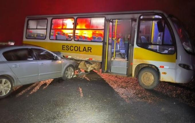 Colisão entre ônibus escolar e carro deixa duas vítimas leves na SC-283, em Palmitos