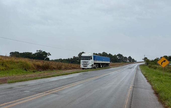 Carretas se chocam lateralmente na SC-163, em Iporã do Oeste