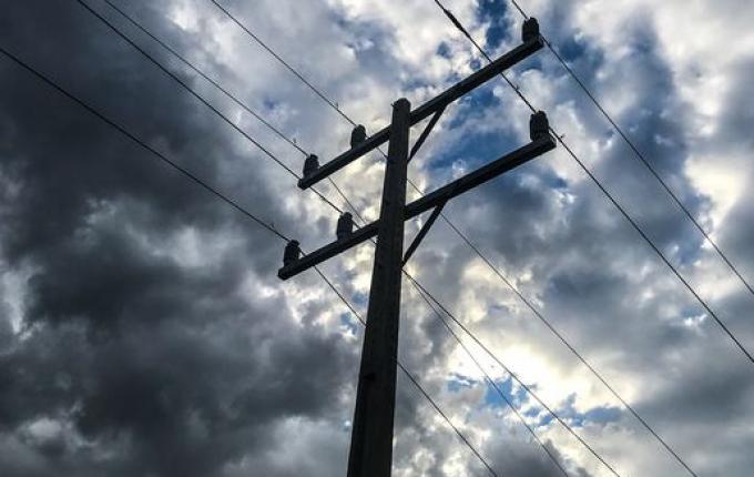 Jovem embriagado sobe em poste e toma choque em SMO