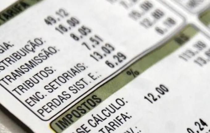 Aneel reduz bandeira para vermelha 1 na conta de luz em outubro