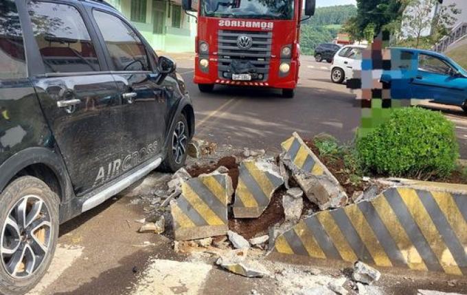 Idosa é socorrida pelos Bombeiros após veículo se chocar contra mureta em Itapiranga
