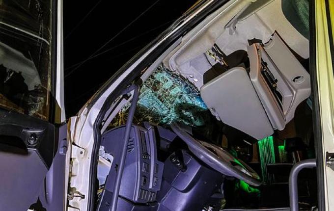 Motorista colide com caminhão em poste na Willy Barth