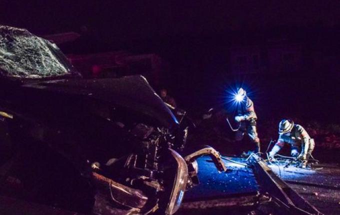 VÍDEO: Condutor colide caminhonete em poste e moradores cobram providências