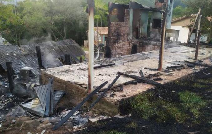 Casa fica totalmente destruída pelo fogo no interior de Campo Erê