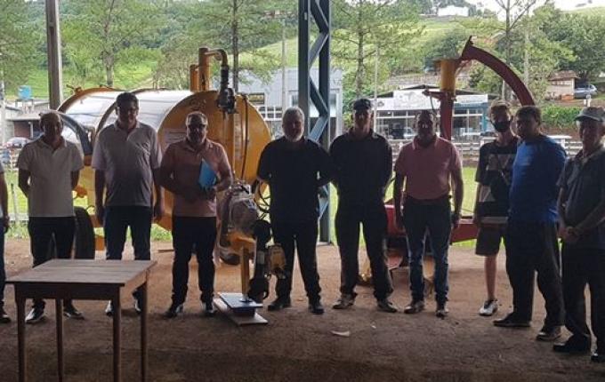 Prefeitura repassa equipamentos para grupos de agricultores