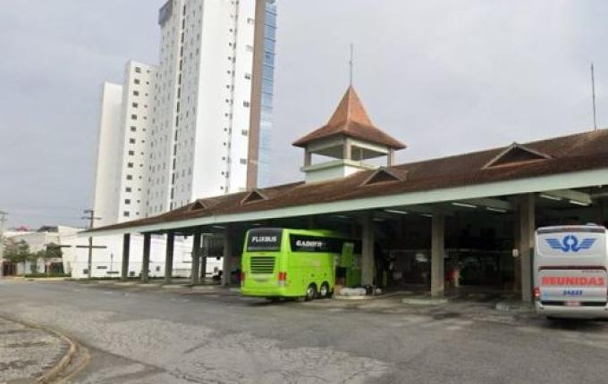 Revoltado por perder ônibus, homem tenta depredar rodoviária em SC