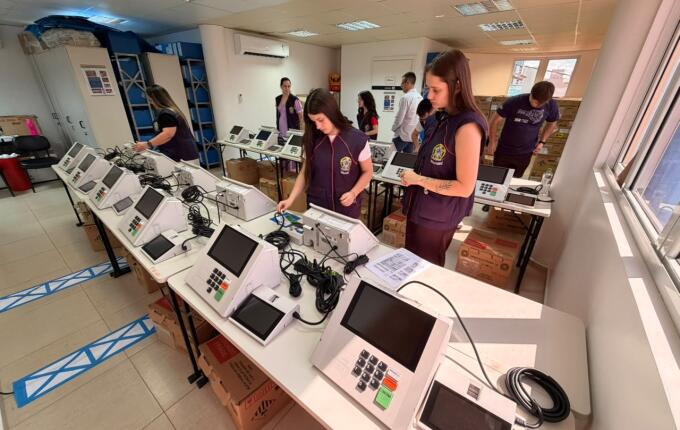 Justiça Eleitoral realiza conferência das urnas eletrônicas em São Miguel do Oeste