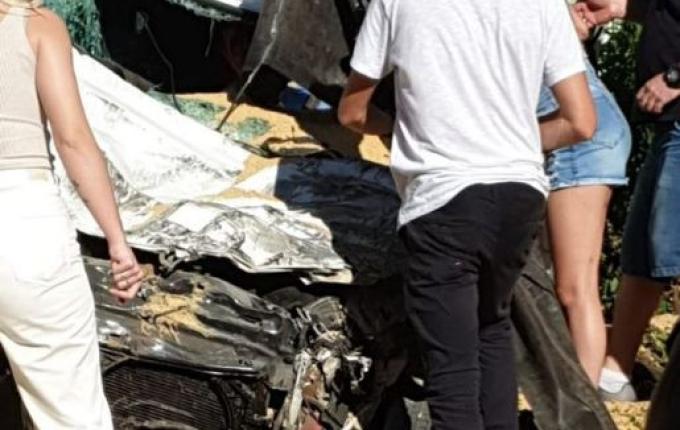 Carreta tomba sobre carros e deixa uma pessoa morta no Oeste