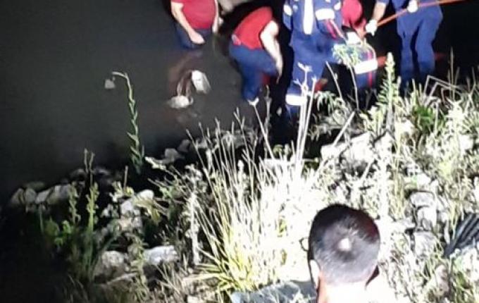 Bombeiro se joga em rio para salvar vítima de acidente em SC