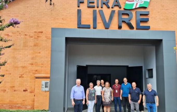 Prefeito e equipe vistoriam obras de reforma da Feira Livre