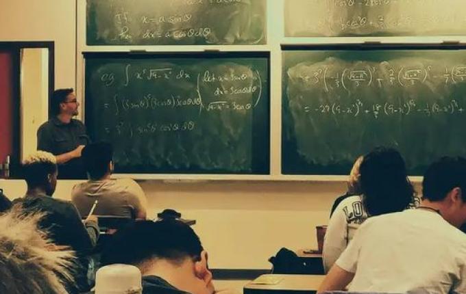 Lula sanciona novo ensino médio com veto a mudança no Enem