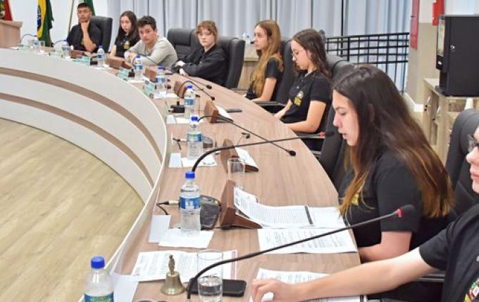 Vereadores mirins apresentam pedidos e conscientização sobre assédio