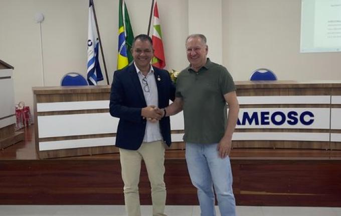 Prefeito de Itapiranga é eleito presidente da Ameosc para 2025