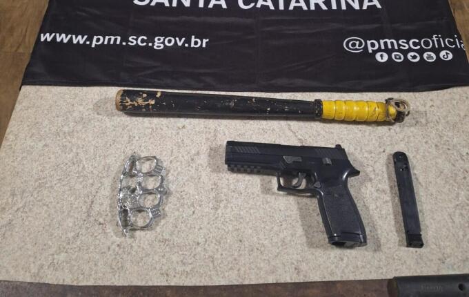 Trio é abordado com simulacro de arma e objetos após ameaça em Descanso