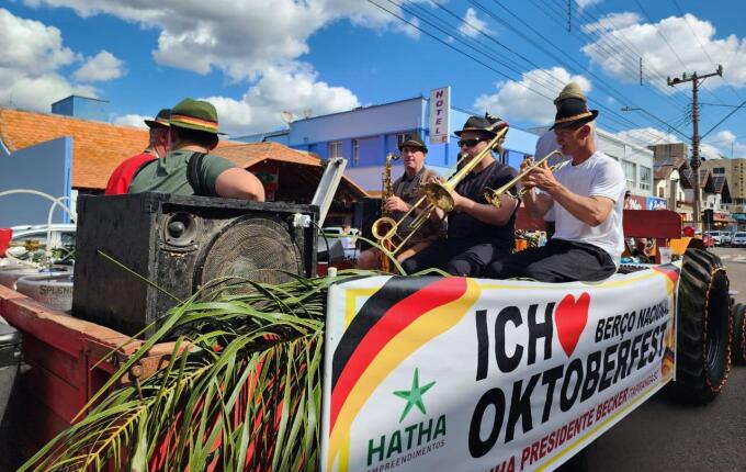 Presidente Becker promove bierwagen na véspera da abertura da 47ª Oktoberfest