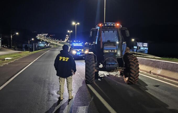 Trator possivelmente furtado no RS é interceptado pela Polícia Rodoviária Federal na BR-480 rumo ao Paraguai