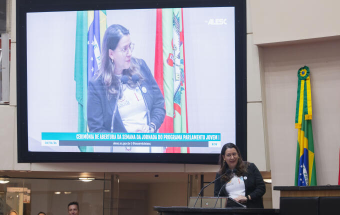 Estudantes de Belmonte vivem experiência parlamentar na Alesc durante o Parlamento Jovem