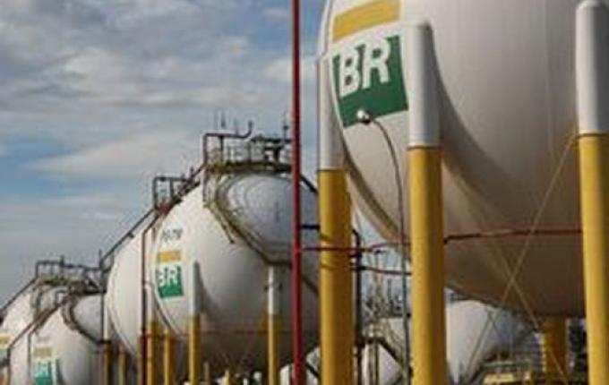 Gasolina fica R$ 0,41 mais cara nas refinarias e deve impactar inflação