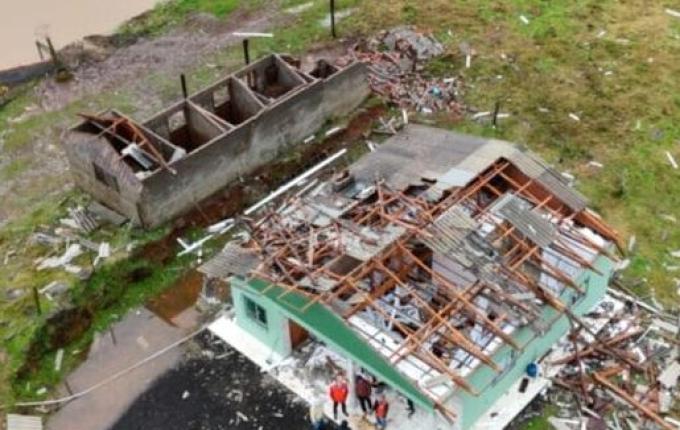 Chuva com vento forte causa estragos e SC segue em alerta para temporais