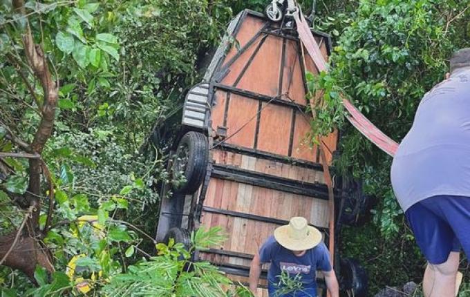 Reboque com cavalos se desprende de caminhonete e capota às margens da BR-282