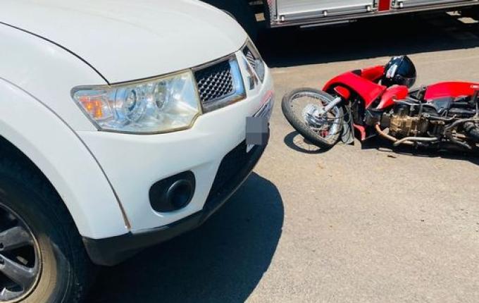 Jovem fica ferida em colisão entre carro e moto em Itapiranga