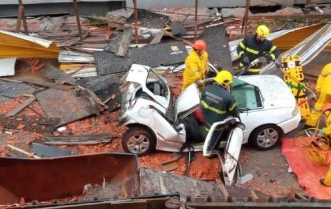 Carro e motorista são esmagados por parede de prédio em construção em SC
