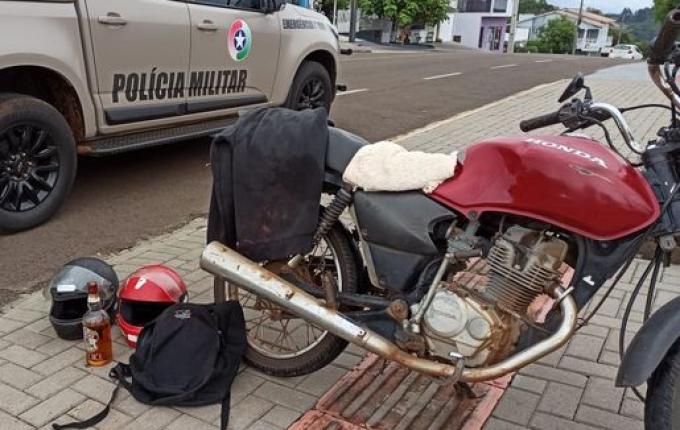 Menor suspeito de furtar moto e bebidas em mercado é apreendido pela PM