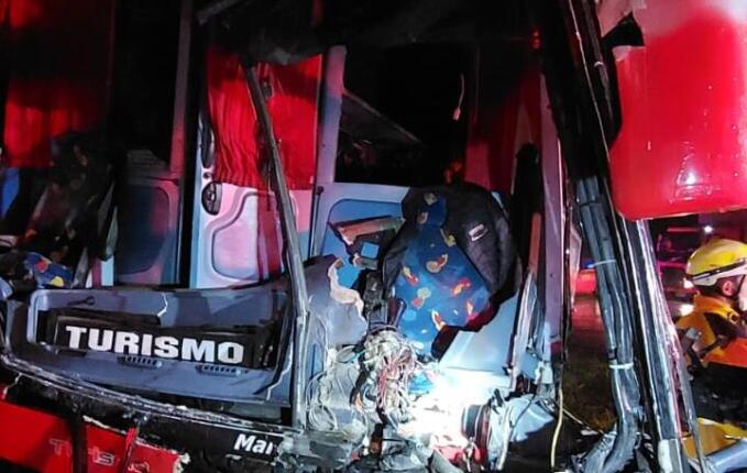 Ônibus e carreta colidem na BR-480 e deixam feridos em Nonoai