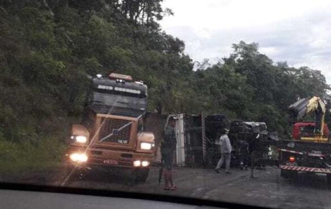 Carreta sai da pista e tomba às margens da BR 163 em São José do Cedro
