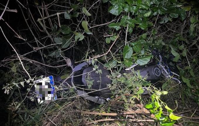 Motociclista sai da pista e cai em barranco às margens da SC 492