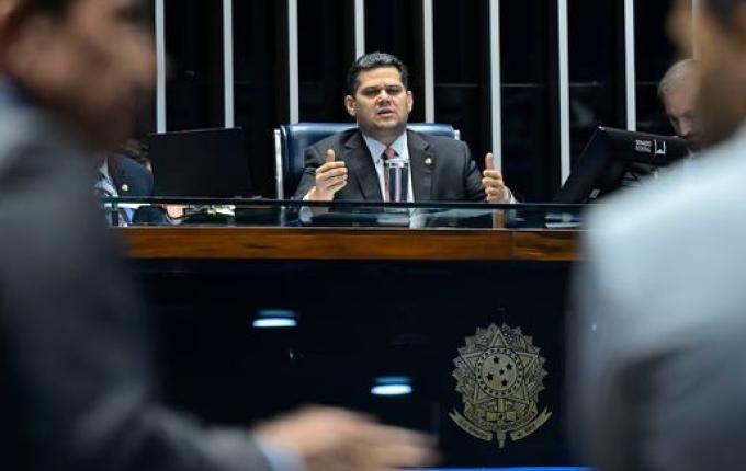 Governo pode judicializar derrubada do decreto do IOF após revés no Congresso