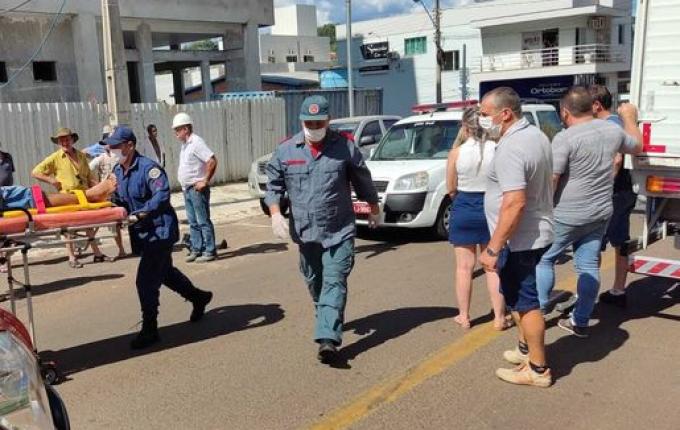 Motociclista fica ferido em colisão contra carro no centro