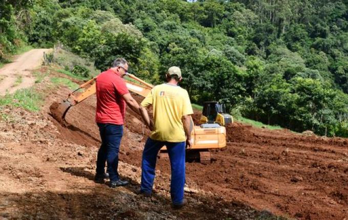 Secretaria de Agricultura de Guaraciaba realiza terraplenagem em Linha Caravaggio