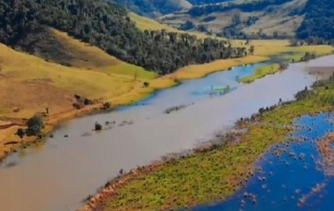 Bombeiros fazem buscas por jovem desaparecido em rio