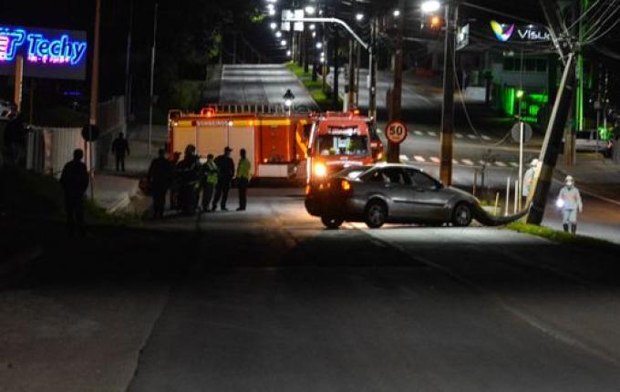 VÍDEO: Poste é partido ao meio após ser atingido por carro na Willy Barth