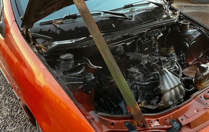 Incêndio atinge motor de carro no bairro Jardim Peperi, em SMOeste