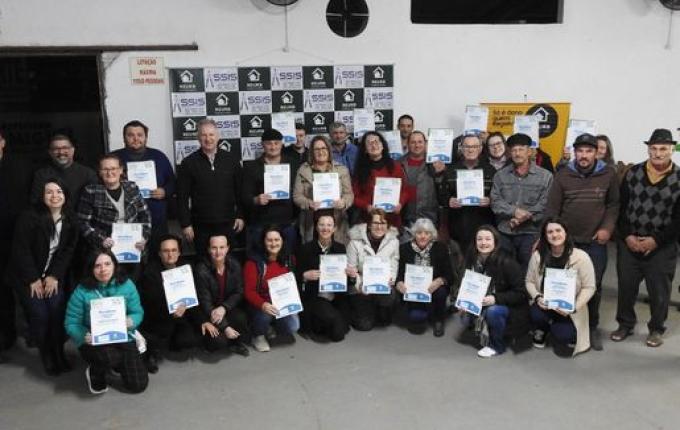 Município entrega escrituras de 38 lotes para famílias da linha Bela Vista das Flores