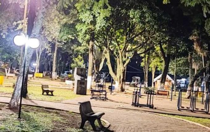 Praça central recebe nova iluminação com instalação de LED