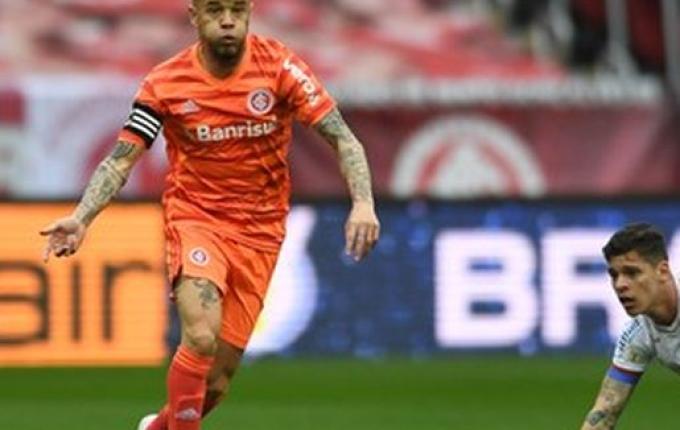 Em jogo com dois pênaltis, Inter cede empate ao Bahia no fim, mas mantém liderança