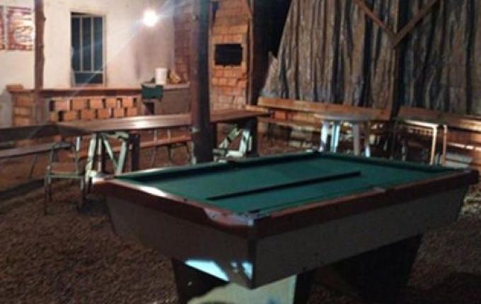 Briga em bar termina com homem ferido a tiros