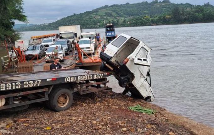Carro é retirado da água e travessia é retomada em Itapiranga