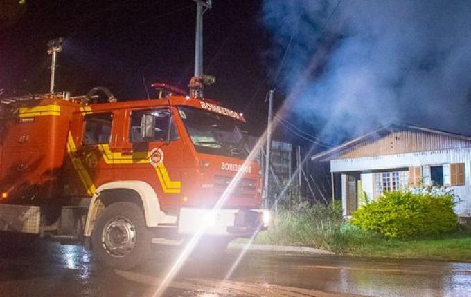 URGENTE: Homem é encontrado morto dentro de residência em chamas