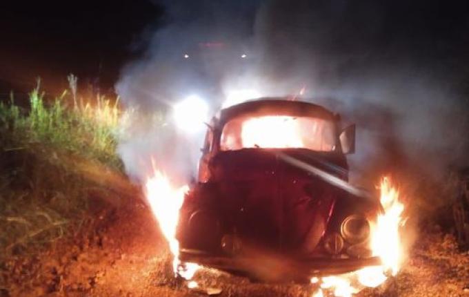 Fusca é destruído pelo fogo em São Lourenço do Oeste