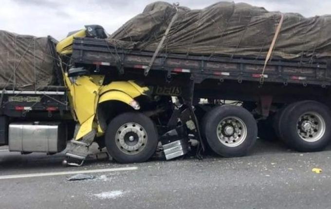 Filho morre após colidir na traseira do caminhão do pai na BR-116