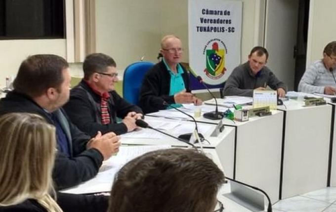 Aprovação de Projeto de Lei congela salários de políticos