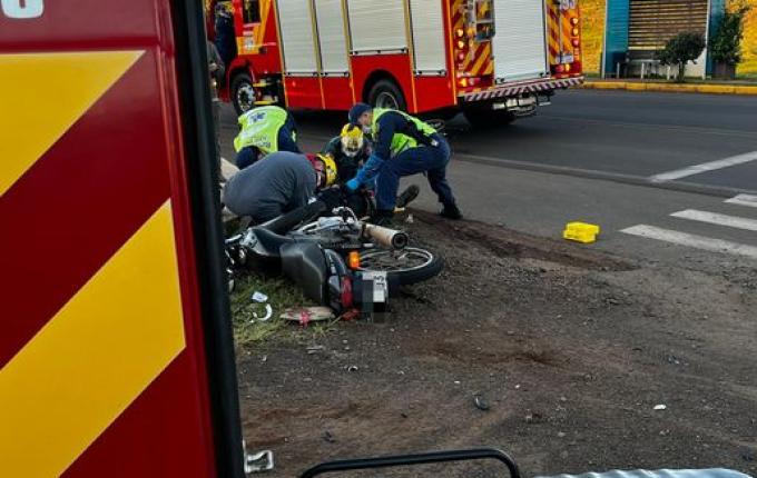 Colisão entre carro e moto deixa dois feridos em SMOeste