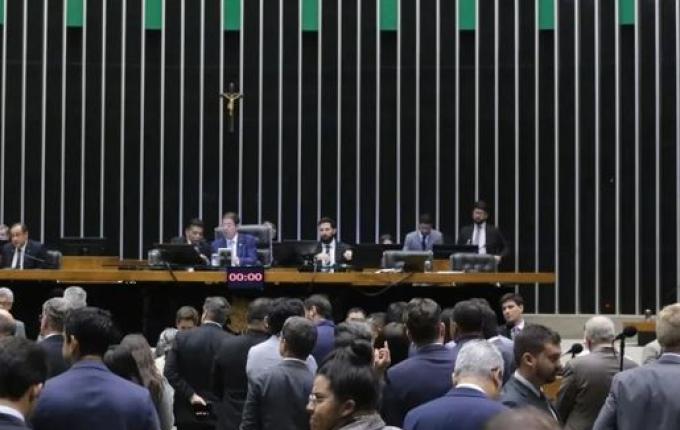 Câmara aprova projeto que proíbe descontos associativos em benefícios do INSS