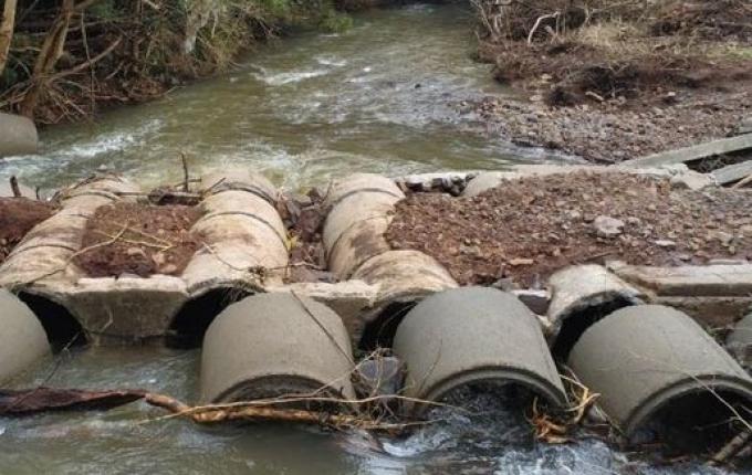 Prefeitura faz aterramento para instalação de ponte pré-moldada